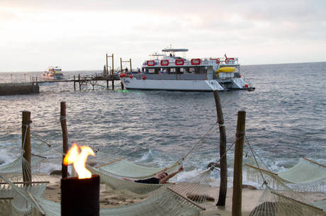 Las Caletas, que mais parece a ilha de Lost, recebe turistas para show e jantar à luz de tochas de fogo. É o Ritmos de La Noche
