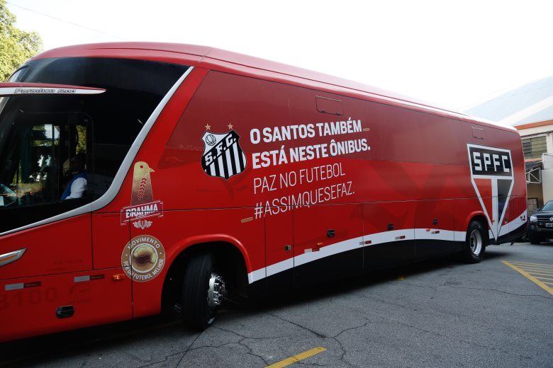 Ônibus do São Paulo é atacado com pedras antes de jogo pelo Campeonato  Brasileiro