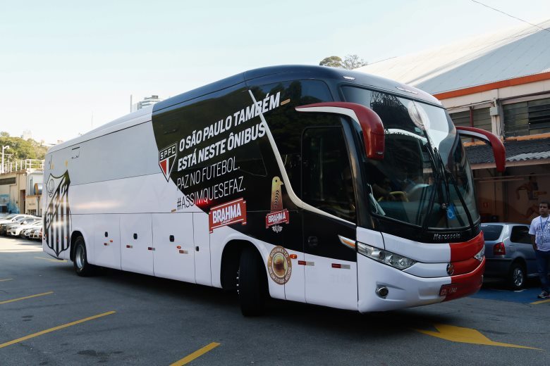 Ônibus do São Paulo é atacado com pedras antes de jogo pelo Campeonato  Brasileiro