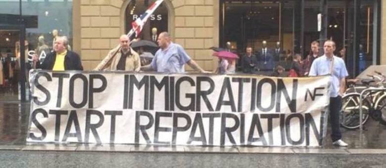 "Pare a imigração e comece a repatriação", diz cartaz de manifestantes
"Pare a imigração e comece a repatriação", diz cartaz de manifestantes