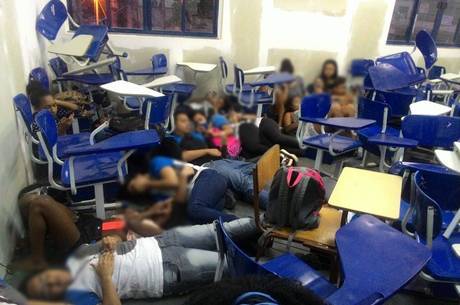 Pelo menos 150 pessoas ficaram encurraladas
Pelo menos 150 pessoas ficaram encurraladas