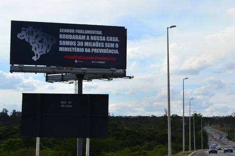Outdoor em Brasília pede a volta do Ministério da Previdência Outdoor em Brasília pede a volta do Ministério da Previdência