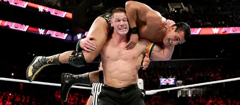 John Cena lutando com Alberto Del Rio em um evento do WWE