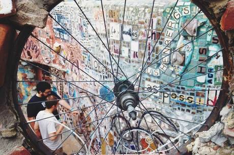 Rodas de bike viram janelas no Philadelphia's Magic Gardens Rodas de bike viram janelas no Philadelphia's Magic Gardens