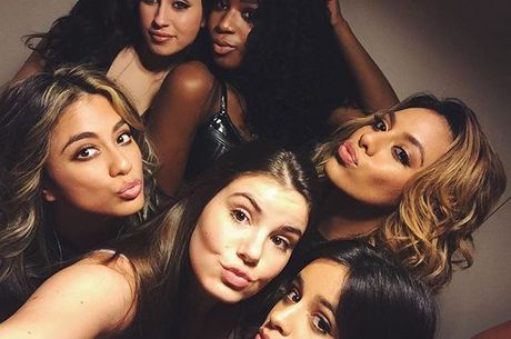 Atriz brasileira posa com as meninas do grupo Fifth Harmony