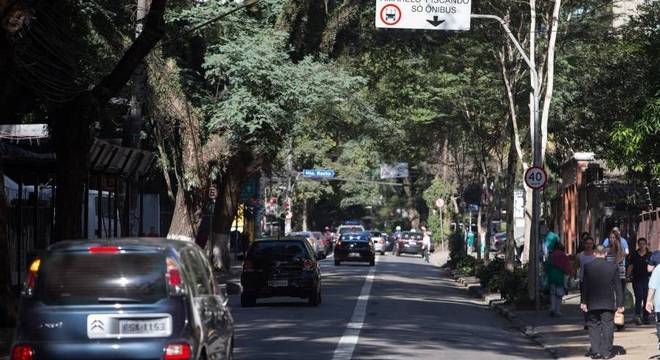 Faixa exclusiva à direita para ônibus na alameda Santos nesta segunda- feira (4) Faixa exclusiva à direita para ônibus na alameda Santos nesta segunda- feira (4)
