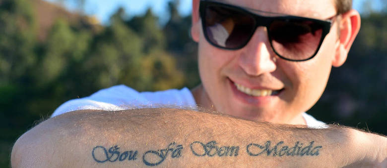 Cristiano, a segunda voz da dupla, tatuou no braço esquerdo um trecho da música que mudou sua vida Cristiano, a segunda voz da dupla, tatuou no braço esquerdo um trecho da música que mudou sua vida