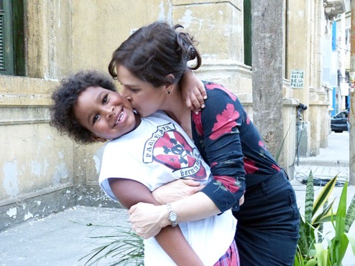 Drica Moraes adotou Matheus em 2009 e a presença do menino em casa ajudou a atriz a superar a batalha contra uma leucemia. Já curada, ela costuma receber a visita do menino quando está em gravação