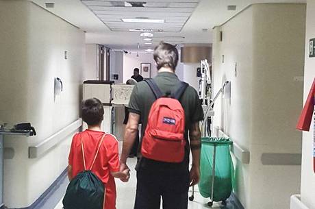 Saretta postou uma foto deixando o hospital com o filho mais velho