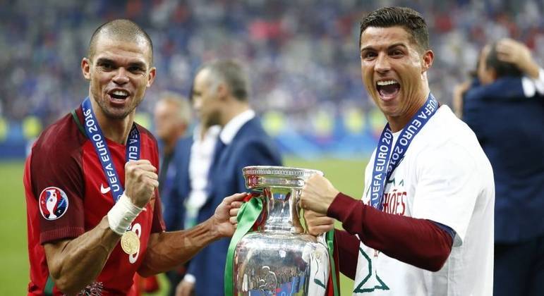 Pepe foi campeão da Eurocopa de 2016 ao lado de Cristiano Ronaldo