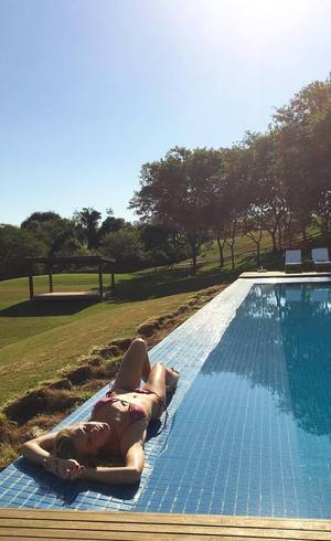 Fiorella Mattheis Posa De Biquini A Beira De Piscina E Exibe Boa Forma Entretenimento R7 Famosos E Tv