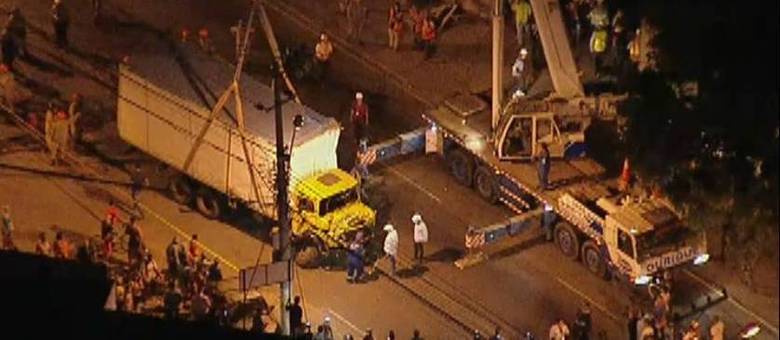 Caminhão foi retirado por volta das 19h. Avenida Martin Luther King permanecia fechada às 19h15 Caminhão foi retirado por volta das 19h. Avenida Martin Luther King permanecia fechada às 19h15