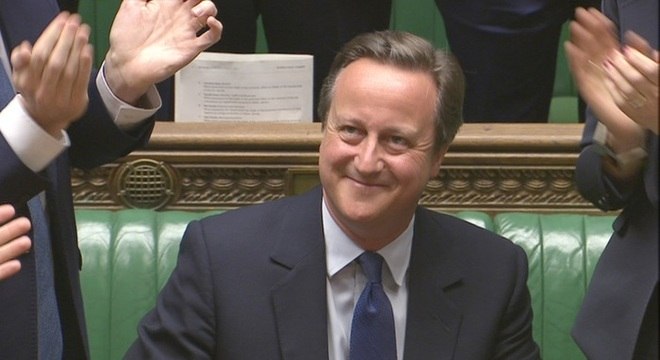 David Cameron foi aplaudido de pé em sua última aparição como premiê no Parlamento britânico 