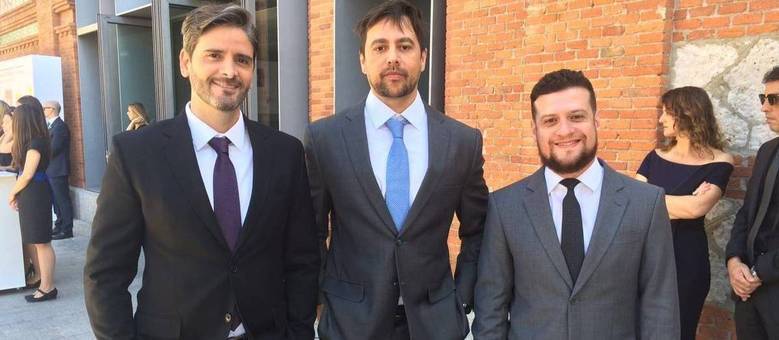 Rafael Gomide, Gustavo Costa e Marcelo Magalhães recebem o prêmio Rei da Espanha de jornalismo