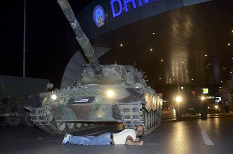 Manifestante deita em frente a tanque Manifestante deita em frente a tanque