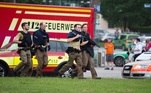 Policiais após tiroteio ocorrido em um shopping center de Munique