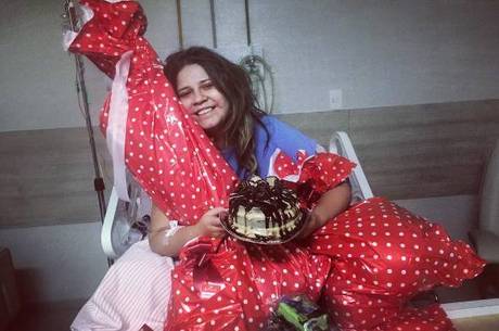 Cantora mostrou comemoração dos 21 anos feita no hospital