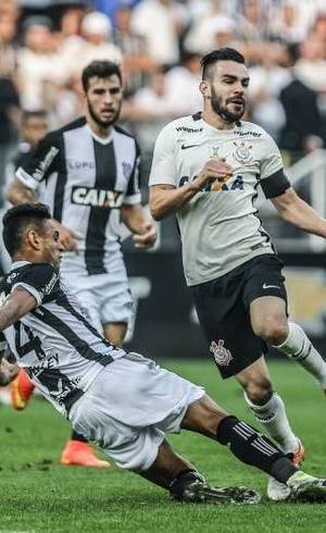Bruno Henrique tenta o chute no empate entre Corinthians e Figueirense