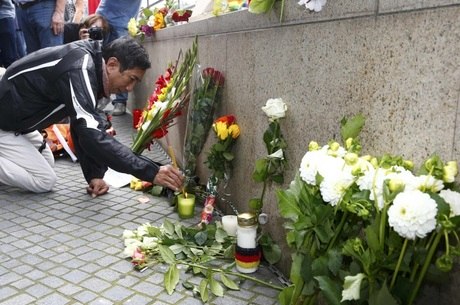 População presta homenagem às vítimas de atirador em Munique