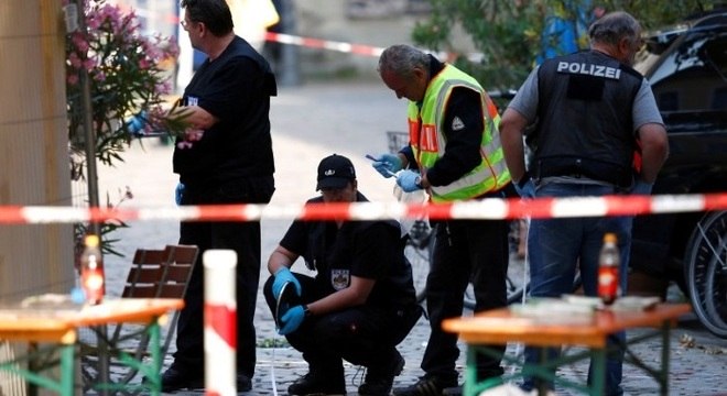 Polícia vistoria local de explosão em Ansbach, na Alemanha

