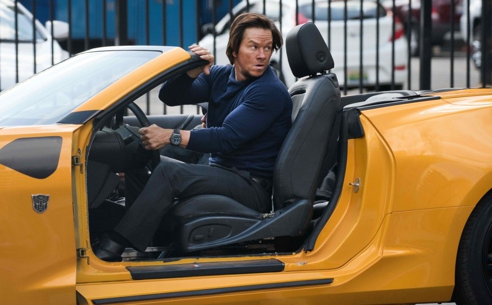 Mark Wahlberg grava cenas de Transformers 5 com o camaro amarelo ...