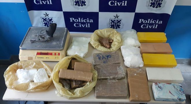 Polícia apreendeu nove tabletes de cocaína, três de maconha prensada, três de crack, um revólver calibre 38, munição e duas balanças de precisão