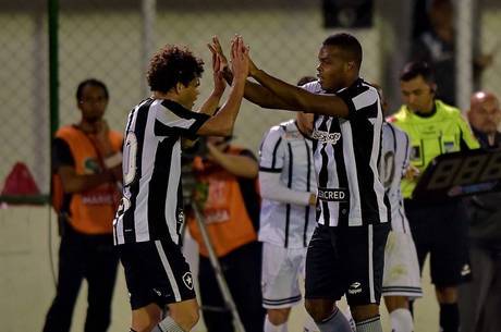 Vinicius (à esq.) foi o responsável pelo gol da vitória
