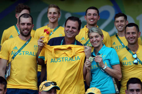 Paes ganhou um canguru de pelúcia em cerimônia na Vila Olímpica