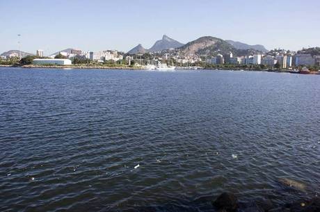 Lixo na superfície da baía próximo à Marina da Glória Lixo na superfície da baía próximo à Marina da Glória