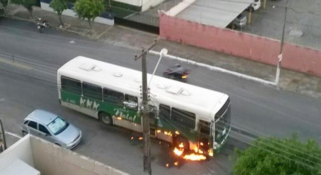 Ônibus incendiado na zona leste de Natal; ataques atingiram também prédios e bases da PM