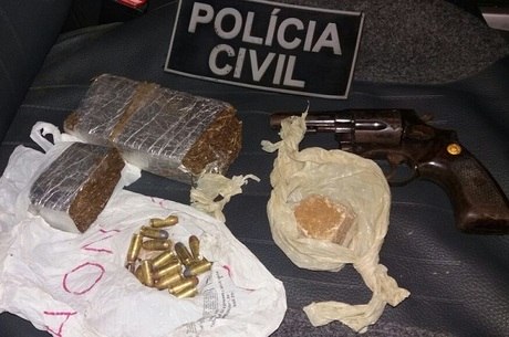 Polícia apreendeu drogas e armamentos com os suspeitos