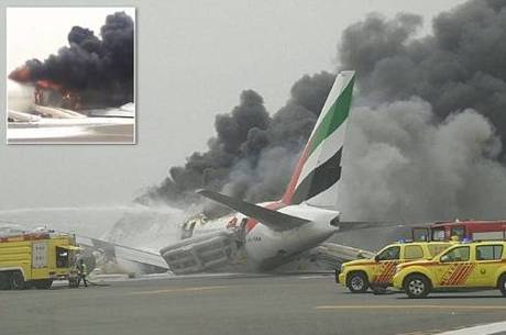 Avião com 275 passageiros explodiu na pista de pouso em Dubai
