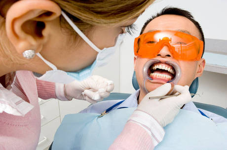 Apesar do aumento da procura pelas lentes de contato dentais, o clareamento continua sendo o procedimento estético mais procurado pelos brasileiros
Apesar do aumento da procura pelas lentes de contato dentais, o clareamento continua sendo o procedimento estético mais procurado pelos brasileiros