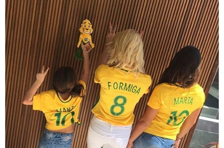 Flavia Alessndra e as filhas, na torcida pelo Brasil na Rio 2016