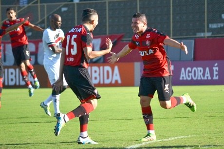 Diego Renan comemora seu gol pelo Vitória
