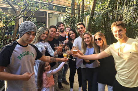 Leonardo supera brigas do passado e comemora data em família Leonardo supera brigas do passado e comemora data em família