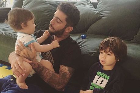 Pedro Scooby Posa Com Filhos E Elogia Luana Piovani Supermulher