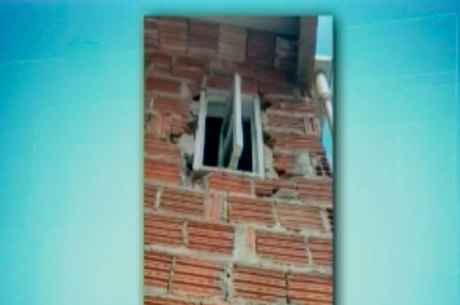 O homem utilizou uma das janelas da casa para entrar no imóvel