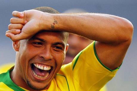 Ronaldo Fenômeno mostra tatuagem no pulso ao comemorar gol