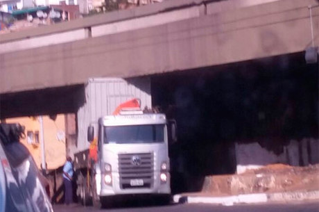 Um guincho já foi enviado ao local para retirar o caminhão e liberar a via