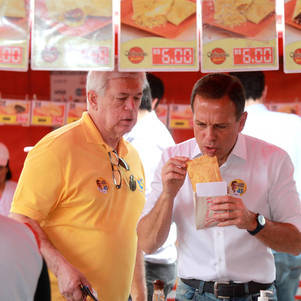 A maioria dos políticos adota 'hábitos' populares em época de campanha, mas, mais do que fotos, é preciso observar comportamentos e valores A maioria dos políticos adota 'hábitos' populares em época de campanha, mas, mais do que fotos, é preciso observar comportamentos e valores