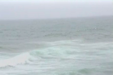 Com ventos fortes e mar agitado na Baía de Todos-os-Santos, ondas