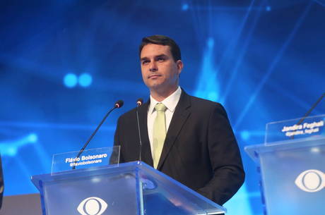 O candidato Flávio Bolsonaro passou mal durante o debate