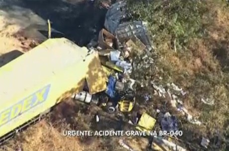 Uma das carretas pegou fogo matando o motorista