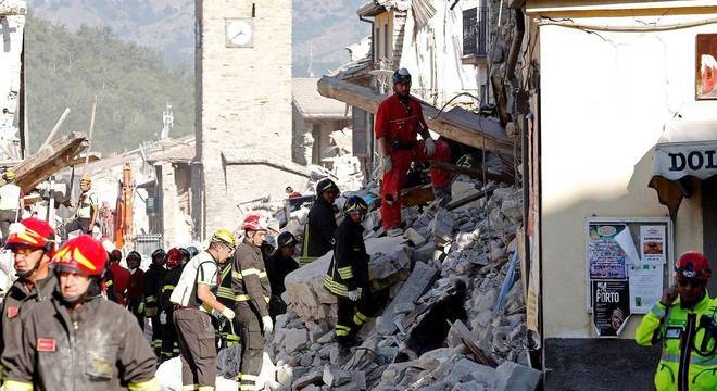 Terremoto de magnitude 6,2 na escala Richter destruiu a cidade de Pescara Del Tronto, na Itália