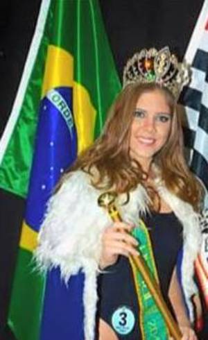 Liliana precisa voltar ao Brasil para passar a faixa de miss para a campeã do concurso deste ano
