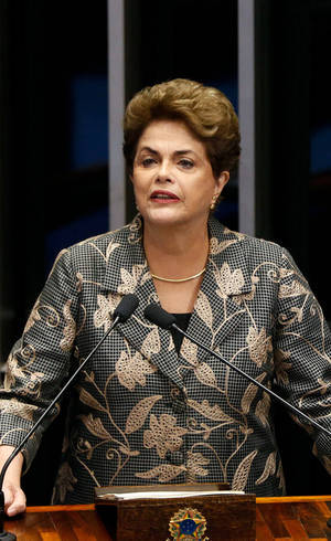 Dilma Rousseff se defende no Senado