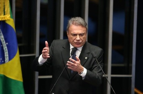 Senador afirmou que a defesa de Dilma pode ser considerada patética por pessoas mais exigentes