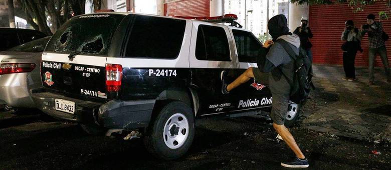Vândalos depredaram uma viatura da Polícia Civil que estava estacionada na avenida Ipiranga, centro da capital