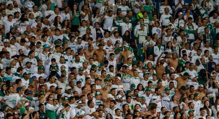 Torcida do Palmeiras canta e vibra durante uma partida do Palmeiras no Allianz Parque